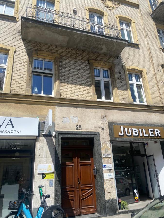 Przytulna Kawalerka Z Antresola Lägenhet Katowice Exteriör bild